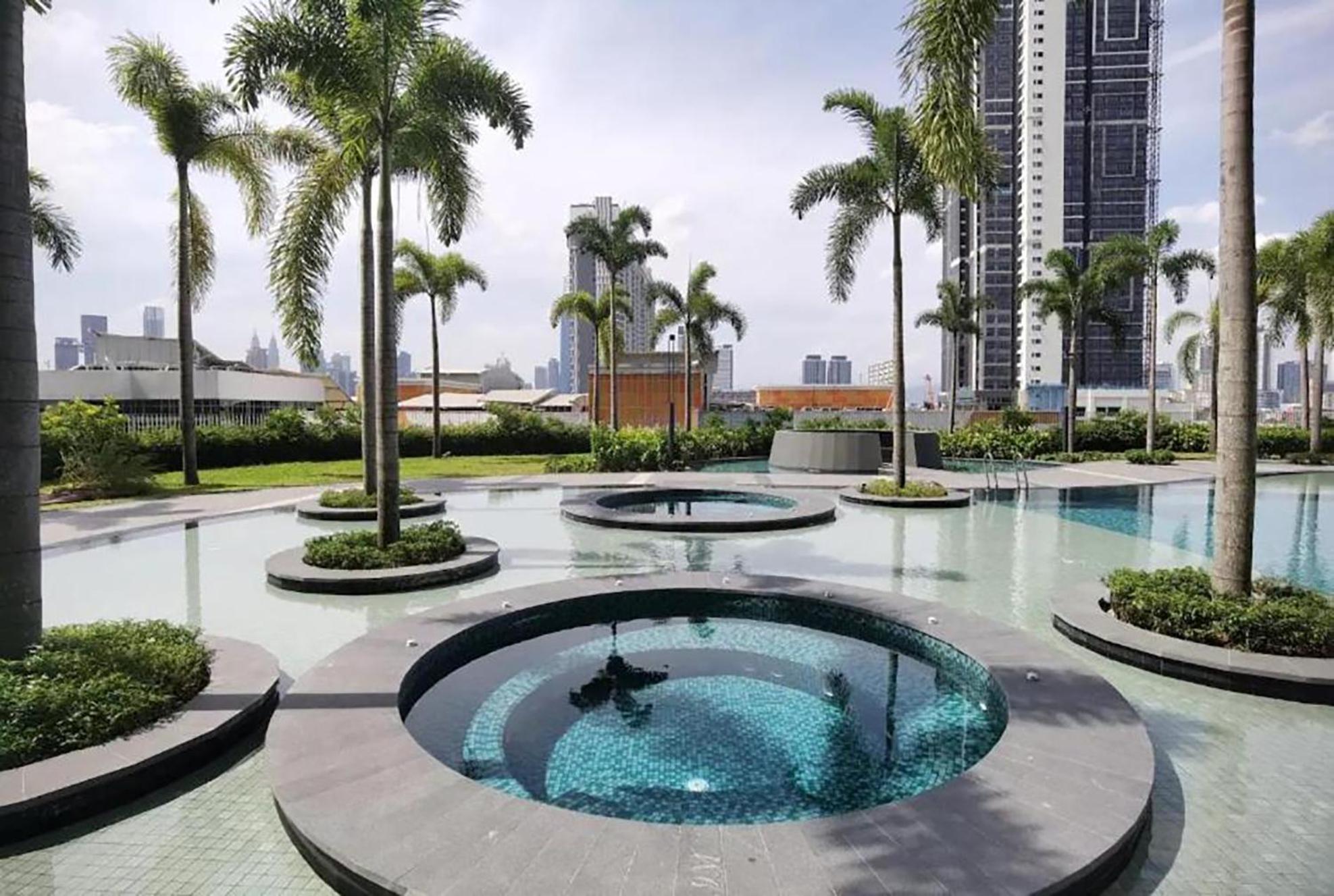 Skyscraper 65 Kl Highest Outdoor Bathtub Luxury Lavish Designer Suite Penthouse Lv65 Kuala Lumpur Exterior foto